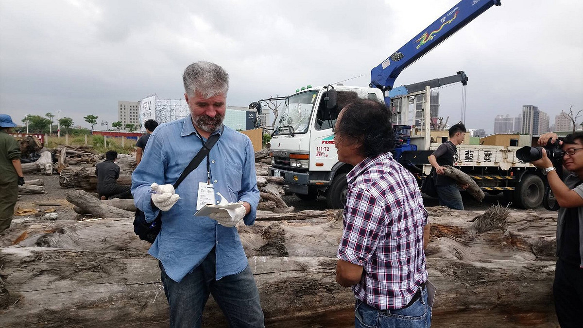 8組國內外重量級藝術家齊聚一堂，現場創作漂流木藝術。 圖：桃園市府文化局提供
