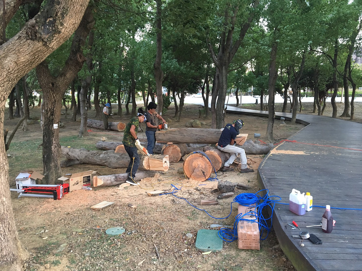 8組國內外重量級藝術家齊聚一堂，現場創作漂流木藝術。 圖：桃園市府文化局提供