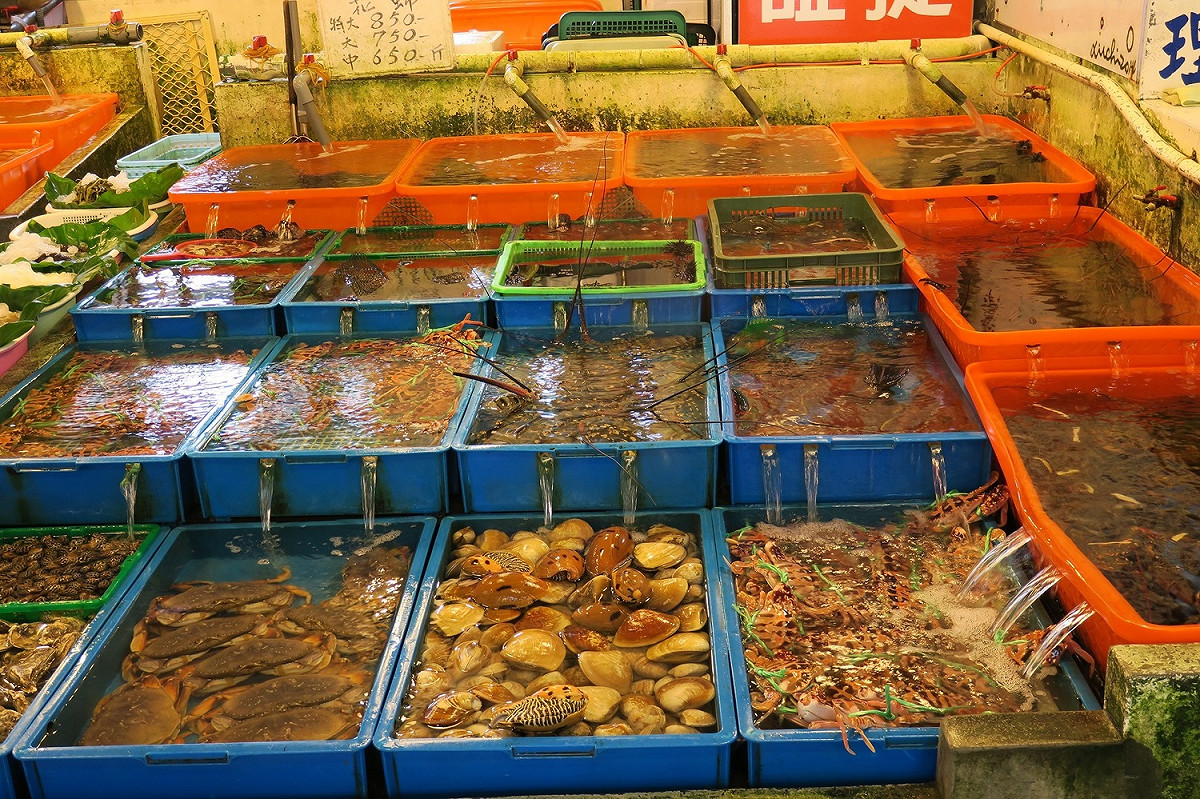 以新鮮海產著名的富基魚市，是老饕必來朝聖之地，活跳跳的生猛海鮮及在地特色萬里蟹一應俱全。 （新北市政府漁業及漁港事業管理處提供）
