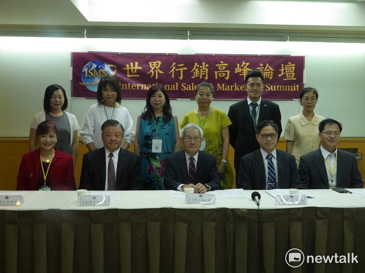 「世界行銷計畫」發起人兼召集人洪順五今（9）天偕同僑務委員會副委員長呂元榮、經濟部中小企業處長吳明機等人召開記者會。 圖：趙婉淳／攝