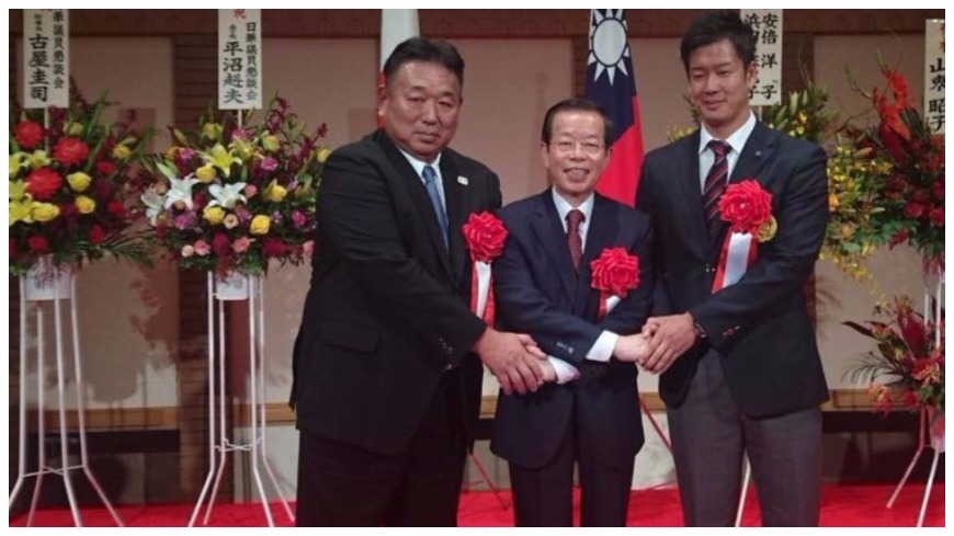 日本標槍選手小椋健司與教練小山裕三參加我國駐日代表處舉辦的雙十晚宴。 圖：取自謝長廷臉書