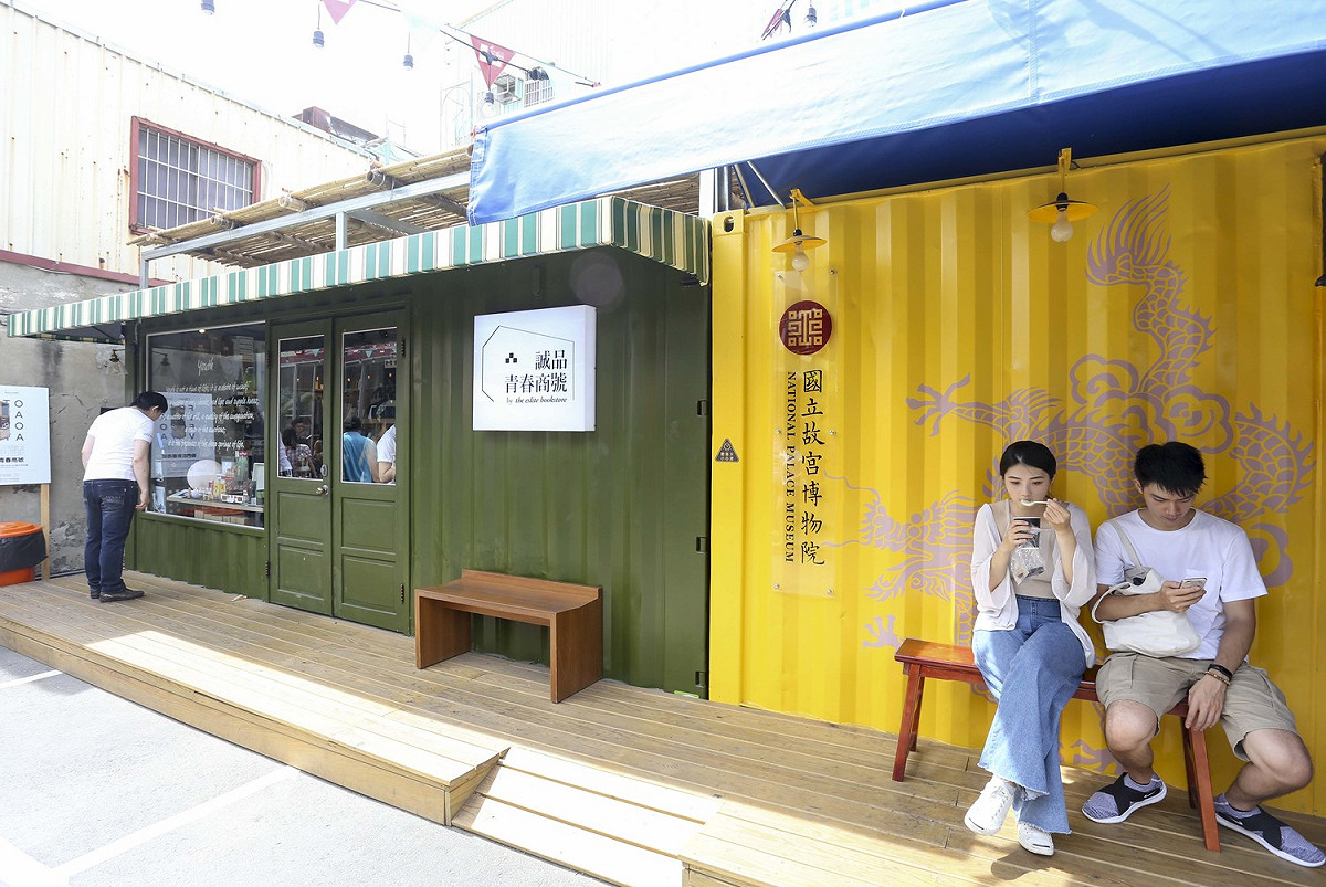 全球最小的誠品在台南正興街的貨櫃市集。 圖：張大魯/攝