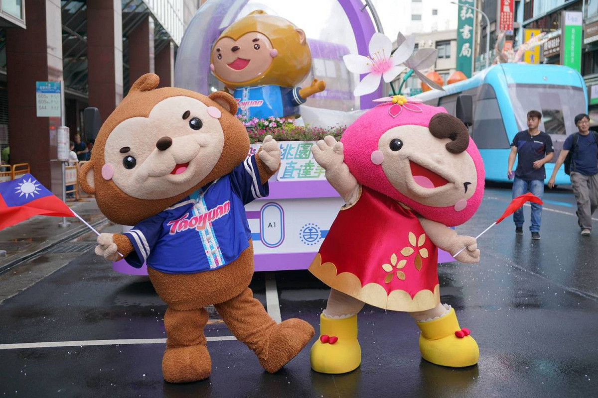桃園市的花車則是可以看見吉祥物「ㄚ桃、園哥」的身影，結合機場捷運、農業博覽會、亞洲矽谷等元素，紫色的車身上還有著濃縮版的「太陽能生命樹」。 圖：桃園市新聞局提供