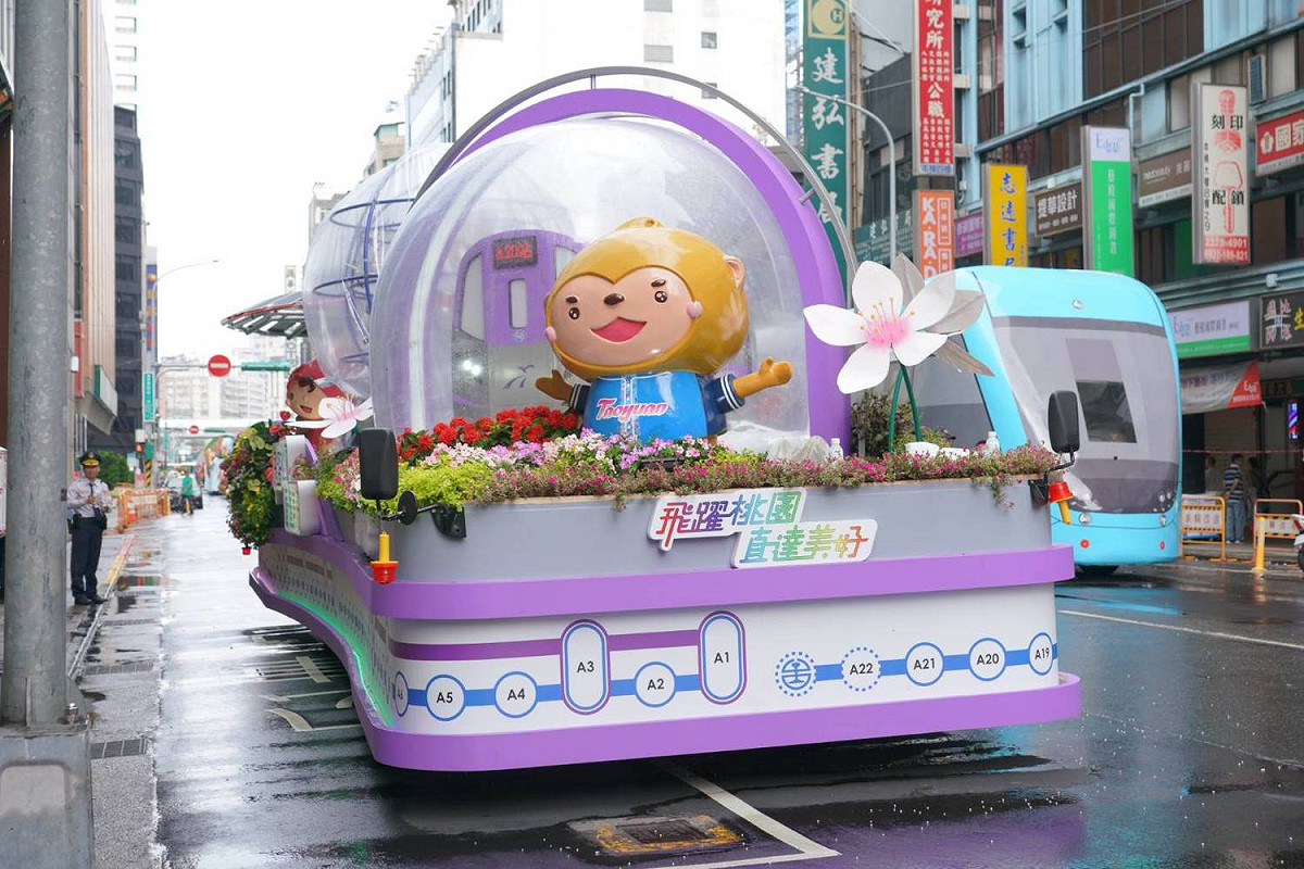 桃園市的花車則是可以看見吉祥物「ㄚ桃、園哥」的身影，結合機場捷運、農業博覽會、亞洲矽谷等元素，紫色的車身上還有著濃縮版的「太陽能生命樹」。 圖：桃園市新聞局提供