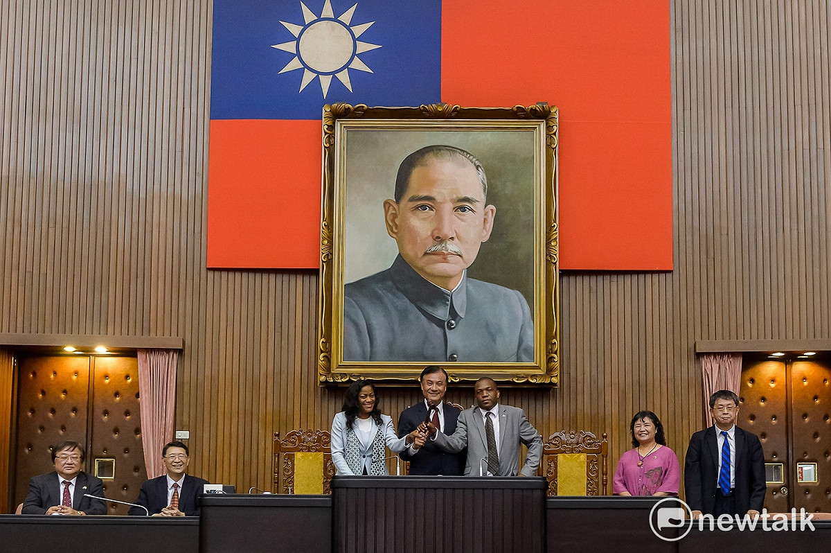 立法院長蘇嘉全帶露國兩位議長前往立法院議場參觀，介紹我國立法程序與議事運作，三人也在議場主席台合影留念，為本次會面畫下完美句點。 圖：蘇嘉全辦公室提供
