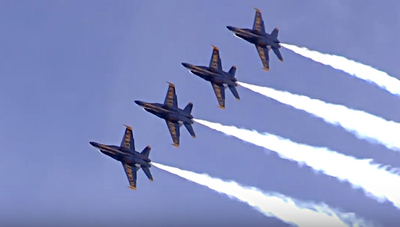 一年一度海軍艦隊週（Fleet Week)本週在舊金山盛大舉行。藍天使機隊（Blue Angel）以F/A-18大黃蜂帶來優美的編隊飛行。 圖/中央社