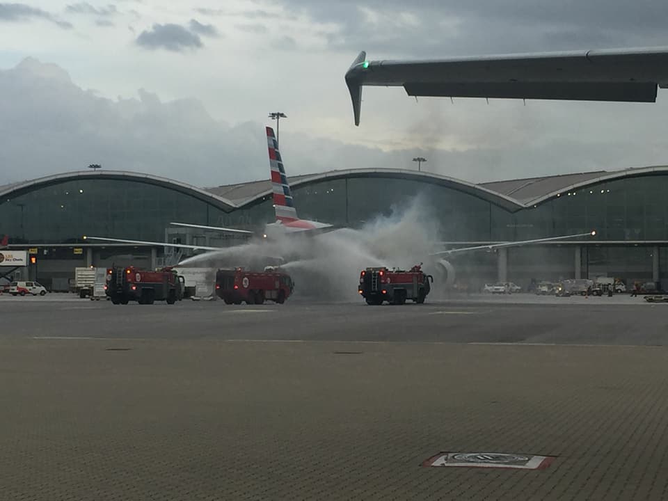 美航客機停靠香港機場，突然起火造成一地勤人員受傷。 (圖:翻攝自香港突發事故報料區)