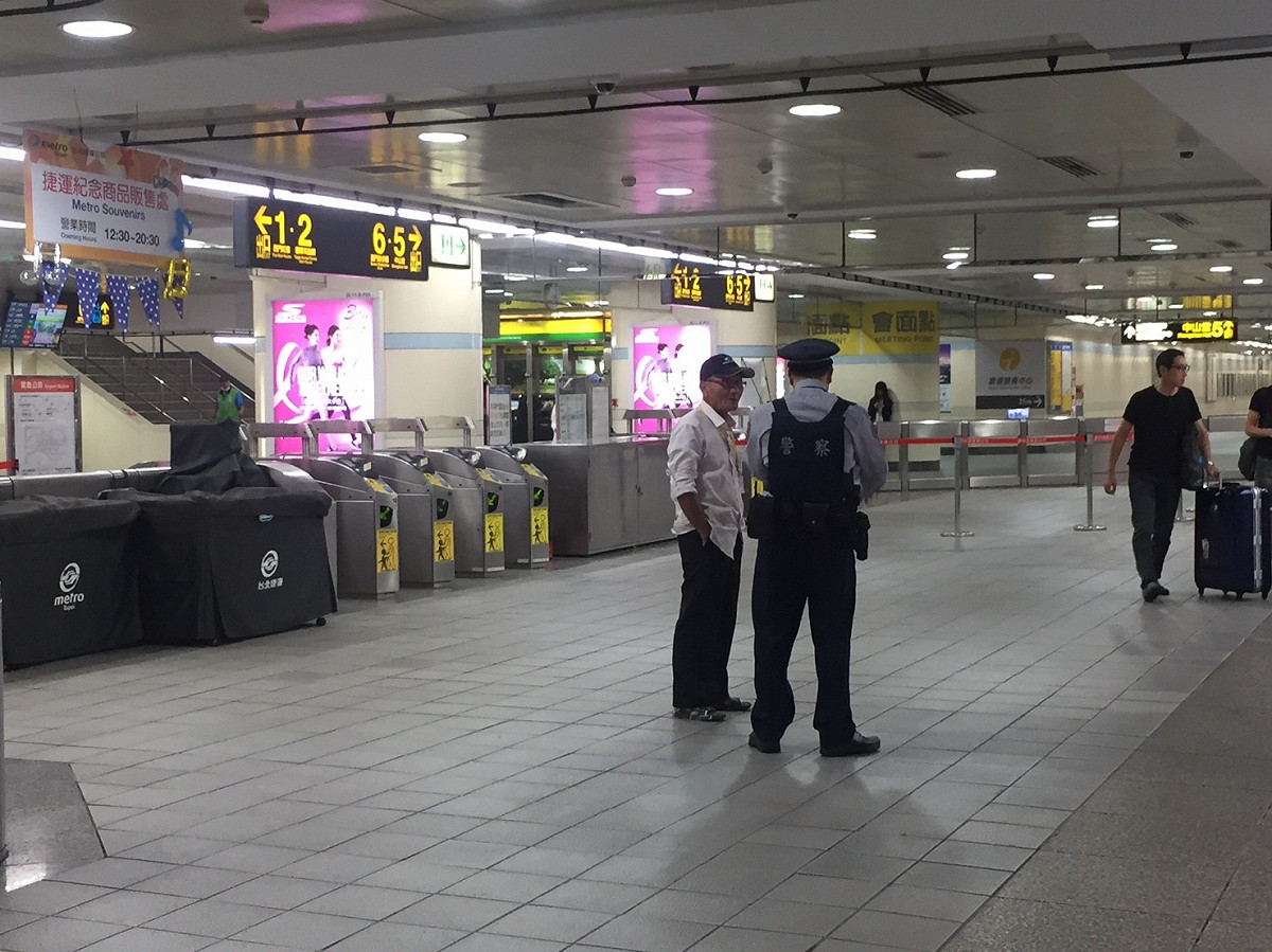 捷運站內也可見到警察的身影。 圖：丘秝榕／攝