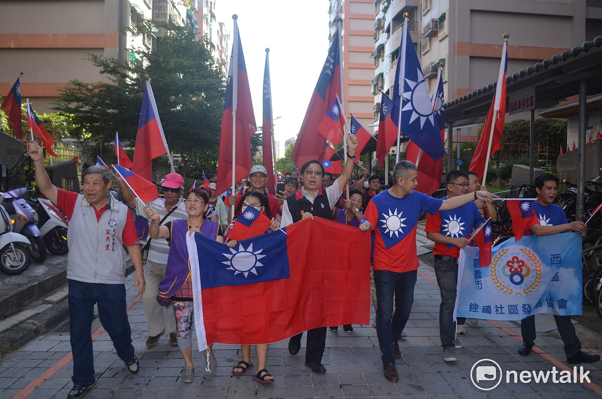 嘉義市經國新城社區發展協會10日上午舉行慶祝雙十國慶遊行活動，沿途高喊口號。 圖：蔡坤龍/攝