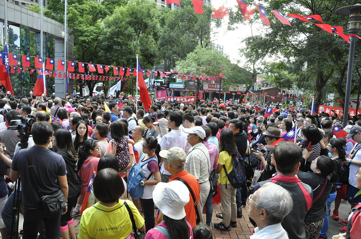 新北市今（10)日舉行了擴大國慶升旗典禮，早上八點不到，新北市府周邊已聚集了兩千多人 圖：陳香蘭／攝