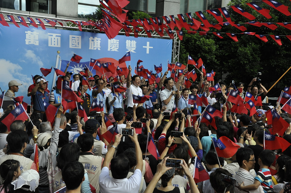 新北市今天上午舉行升旗典禮，新北市長朱立倫帶領民眾領唱國歌與國旗歌；正在評估參選新北市長的周錫瑋受到關注。 圖：陳香蘭／攝
