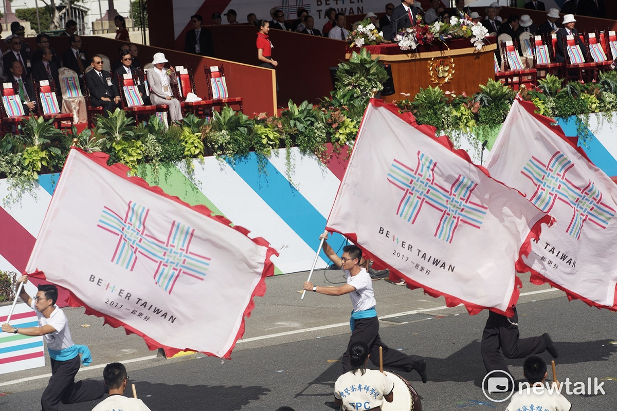 民國106年雙十國慶。國慶大典序幕由一連串表演組成。圖為警專太鼓隊進場。 圖：張良一/攝