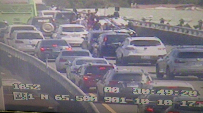 國慶連假收假，各處出現返鄉車潮。國道1號一小客車翻覆導致車流回堵。 圖：交通部高公局/提供
