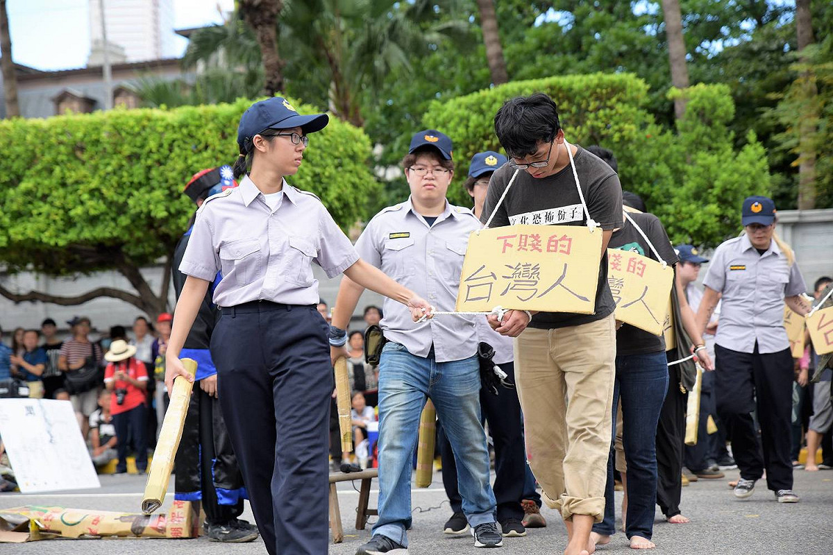獨派團體抗議中演出情境劇。 圖：蠻番島嶼社/提供