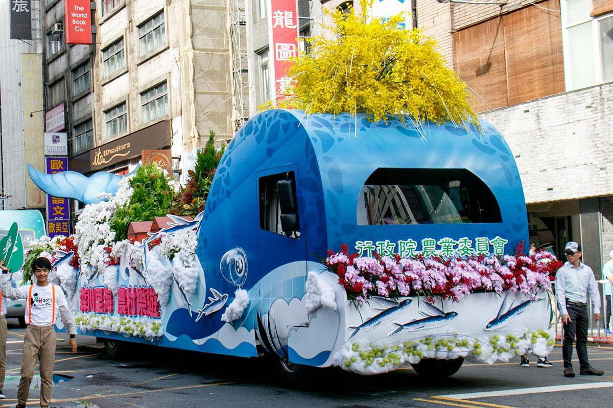而第二輛造型花車「森川里海．農村樂遊」的創作理念則強調「永續發展」，所以花車以可愛的鯨魚造型為主體，搭配外銷高品質蝴蝶蘭及文心蘭等優質國產花卉及植栽，營造台灣美麗海島的形象。 圖：農委會/提供