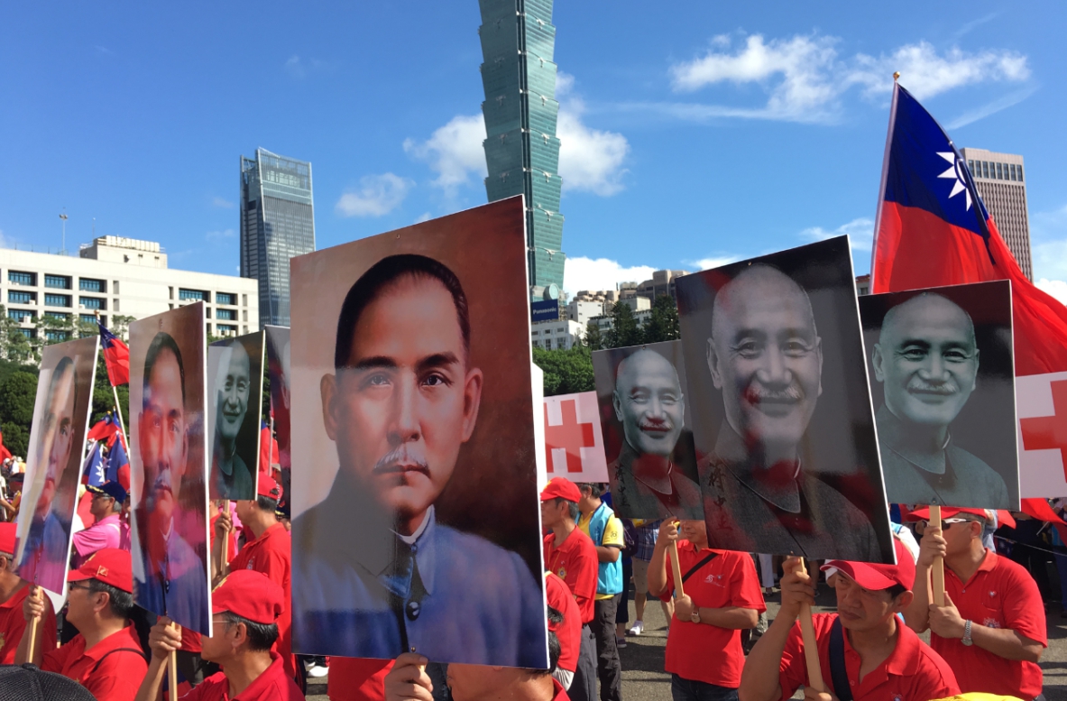 「愛國旗愛國家」國慶大會活動現場民眾高舉孫中山及蔣中正相片。 圖：張良一/攝