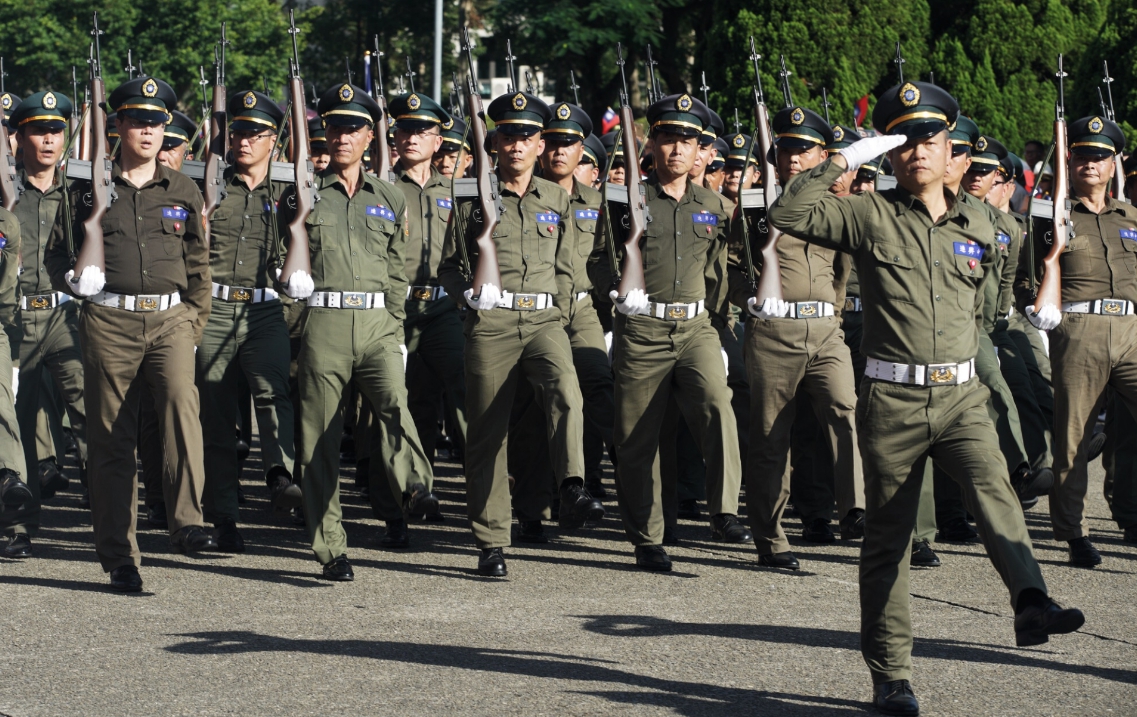 三軍退役的500名大叔展示正步操演，展現國軍紀律及整齊劃一的英姿。 圖：張良一/攝