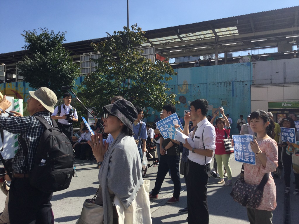 2017大選立憲民主黨的政見發表會有許多年輕人舉牌要求「還我政治！】或許原本應該要寫「還我政黨】因為小池偷了民進黨 圖 : 劉黎兒/攝
