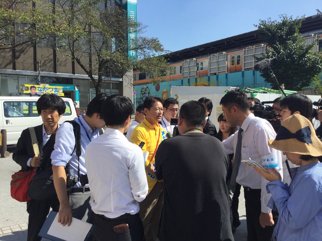 2017大選立憲民主黨的創立者之一的長妻昭非常受媒體矚目，許多媒體在東京他的選區等他出現 圖 : 劉黎兒/攝