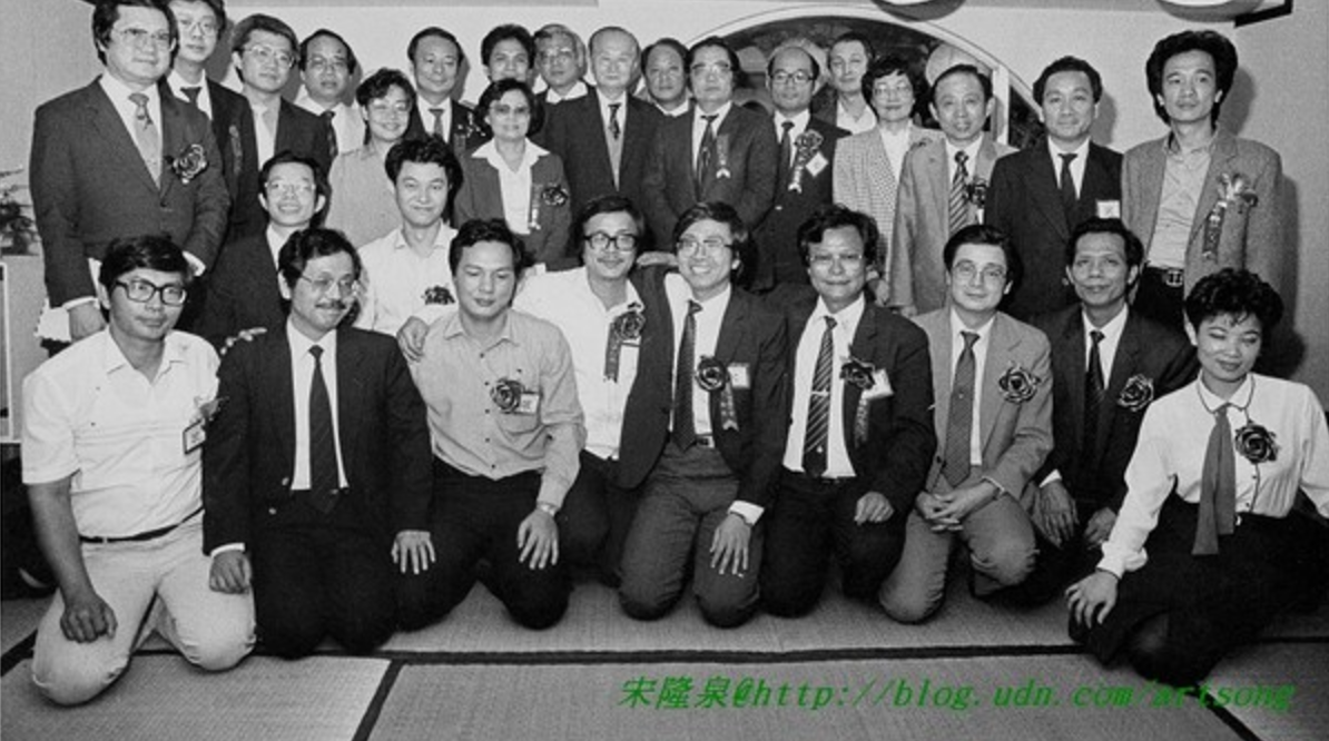 民進黨成立後，第一屆黨代表大會到舉行中執會，跟情治大玩躲躲藏藏，一天之內更換3個地點。照片為中執會後的合照。下排最左：戴振耀；最右：楊雅雲。 攝影者宋隆泉
