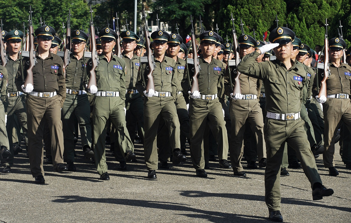 國民黨10日舉辦的國慶大會，還有民眾穿軍服踢正步。 圖：張良一/攝