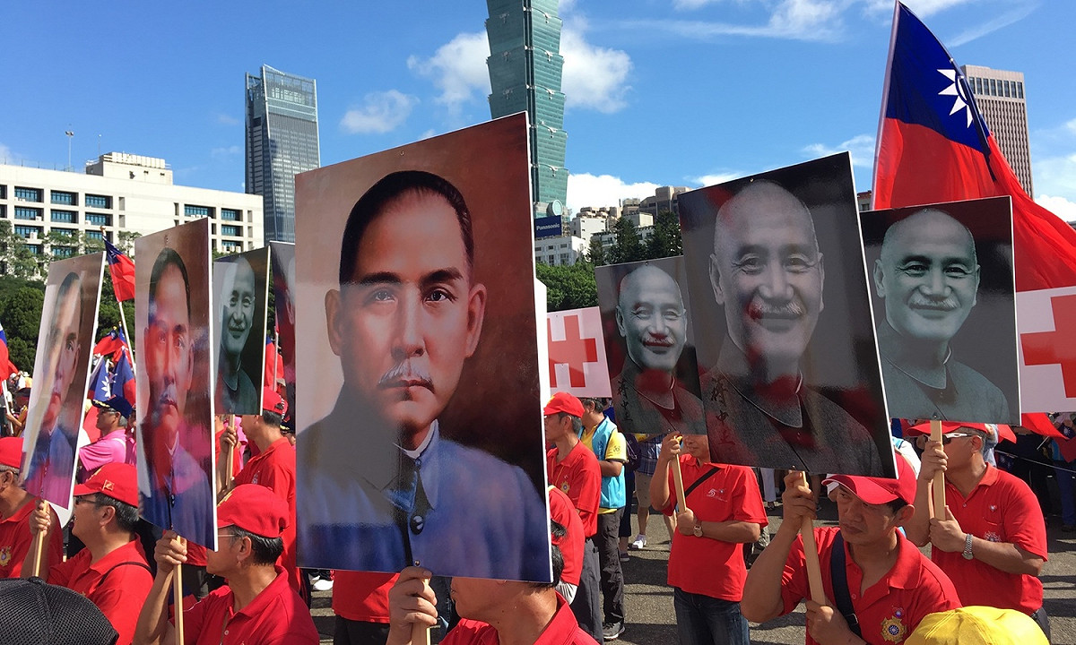 國民黨10日舉辦的國慶大會高舉孫文、蔣介石遺像。 圖：張良一/攝