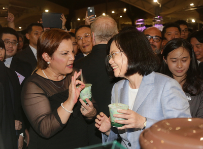 總統蔡英文（前右）邀請宏都拉斯共和國副總統葛
芭拉（Ava Rossana Guevara Pinto）（前左）品嚐台
灣特色飲品珍珠奶茶。 圖：中央社／提供