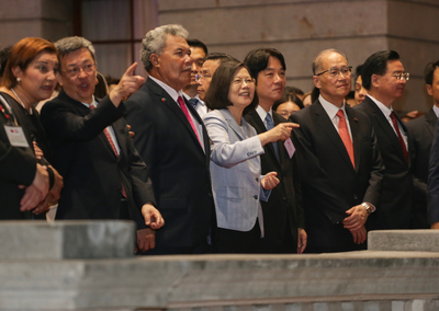 總統蔡英文（前中）、副總統陳建仁（前左2）、
行政院長賴清德（前右3）、外交部長李大維（前右2）
、總統府秘書長吳釗燮（前右）出席與會，和吐瓦魯國
總理索本嘉（前左3）、宏都拉斯共和國副總統葛芭拉
（前左）等外賓一同欣賞戲曲表演。 圖：中央社／提供