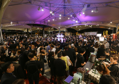 外交部10日晚間在台北賓館舉辦中華民國106年國慶酒
會，擺設各式台灣特色美食攤位，現場滿是人潮。 圖：中央社／提供