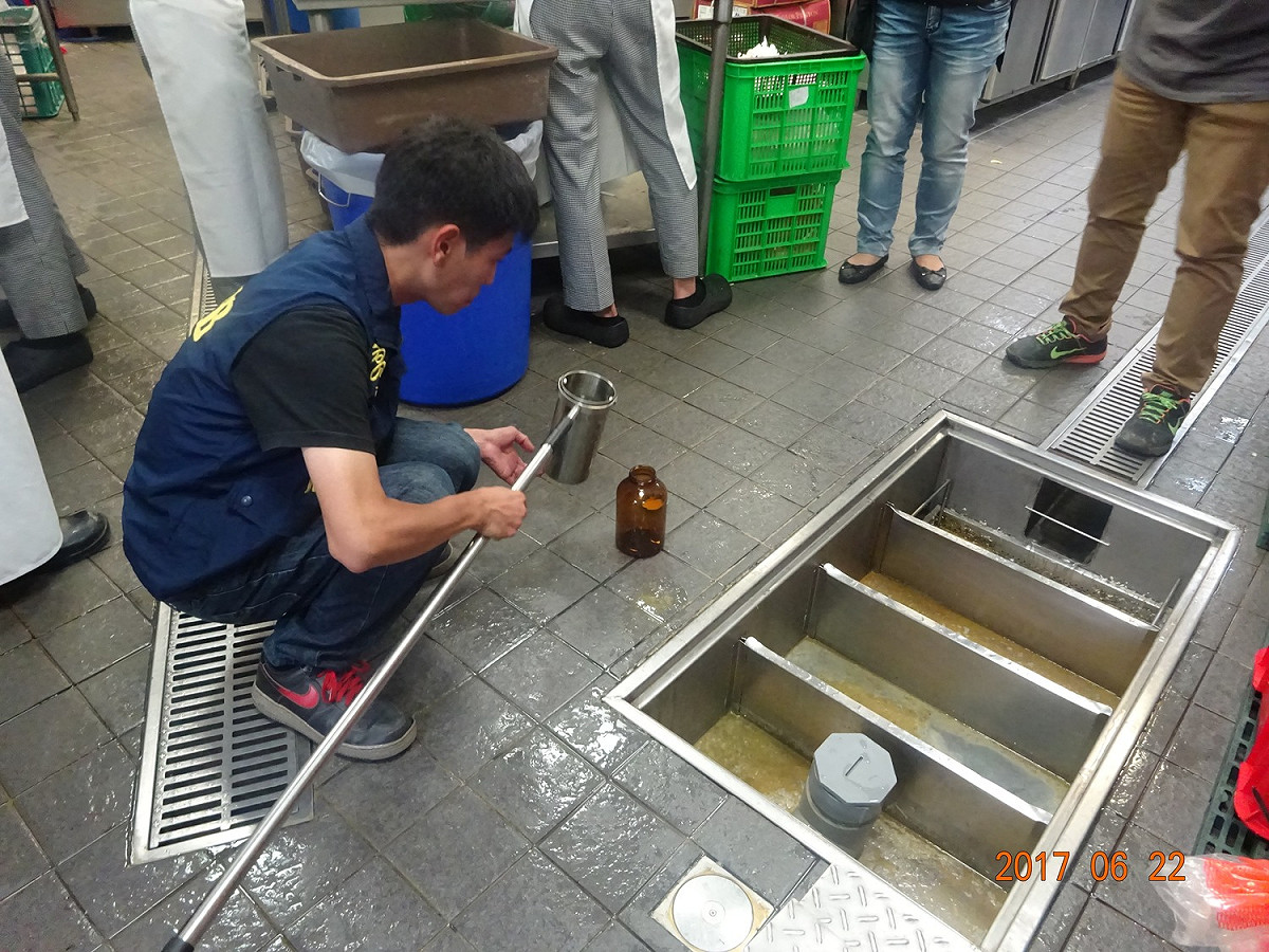 為避免油污水排放造成下水道阻塞及環境髒亂，故要求業者加裝油水分離設施，期能從源頭徹底管制，並呼籲相關餐飲業者儘速依規定設置，共同維護環境品質。 圖片:高市環保局/提供