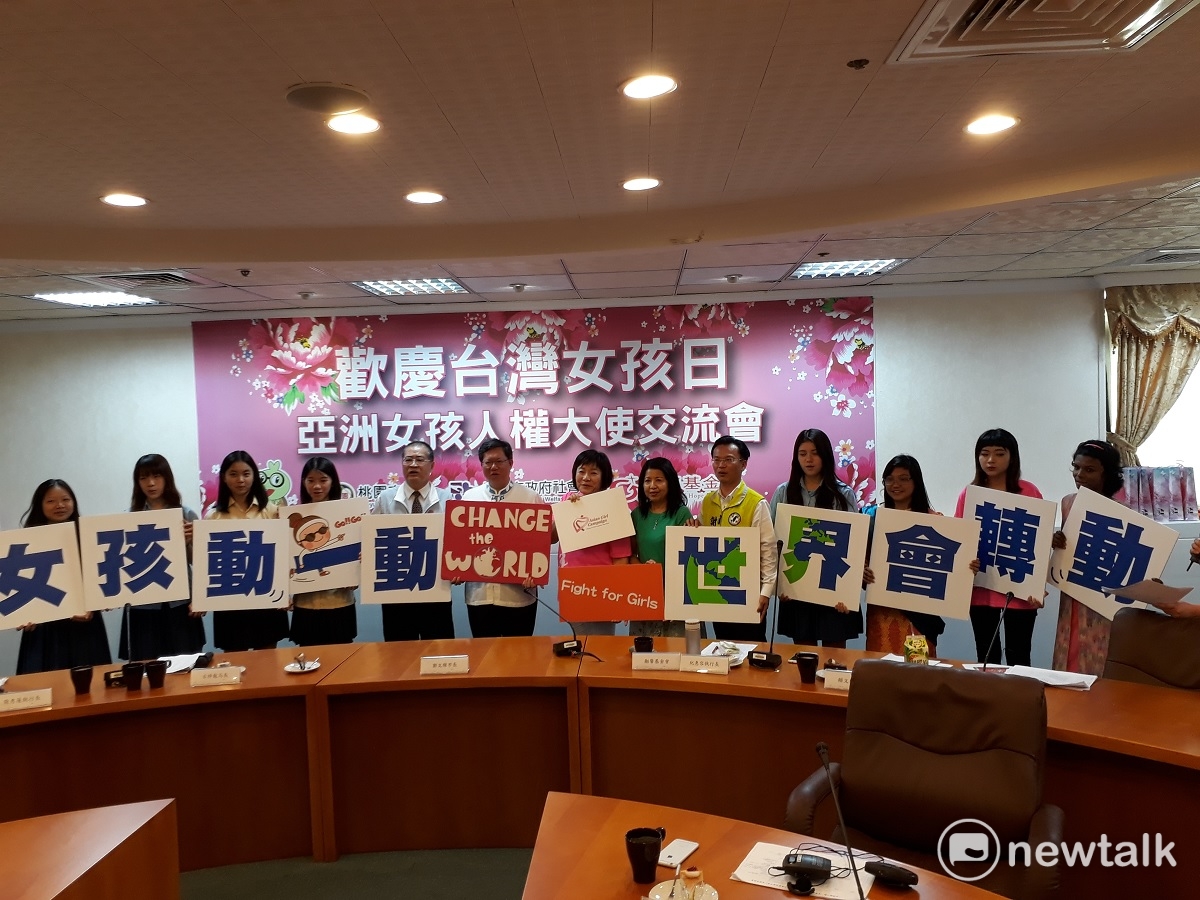 「女孩動一動，世界會轉動」，今天是世界女孩日；桃園市長鄭文燦宣布繼成立性別平等辦公室後，將在桃園市設立「女兒館」。 圖：陳香蘭/攝