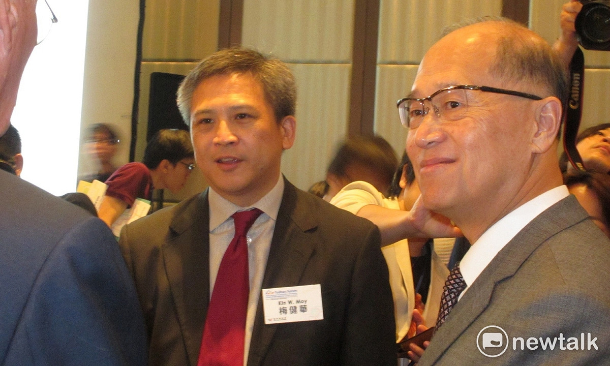 外交部長李大維（右）、AIT台北處長梅健華與前AIT理事長薄瑞光（背影）在玉山論壇休息時間閒聊。 圖：林朝億/攝