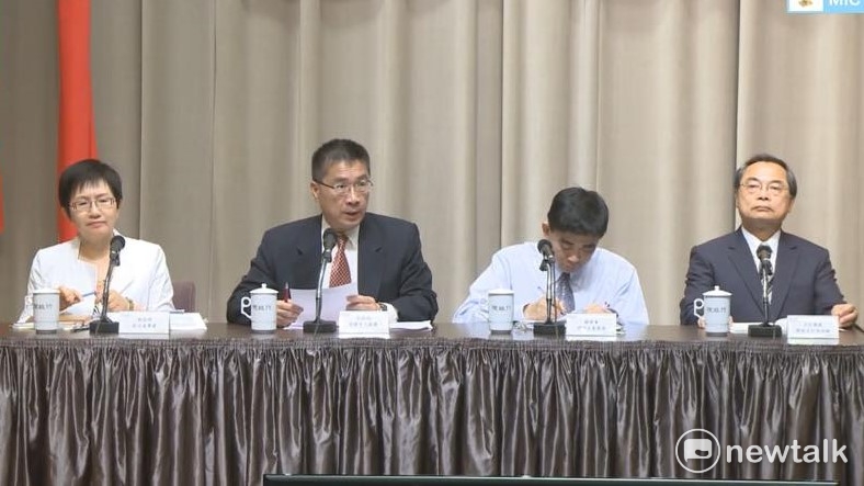 行政院今（11）天召開第二次「加速投資台灣」會議後，召開記者會說明。由左至右是財政部次長莊翠雲、發言人徐國勇主持、國發會副主委邱俊榮和副主計長陳瑞敏。 圖：謝莉慧/攝