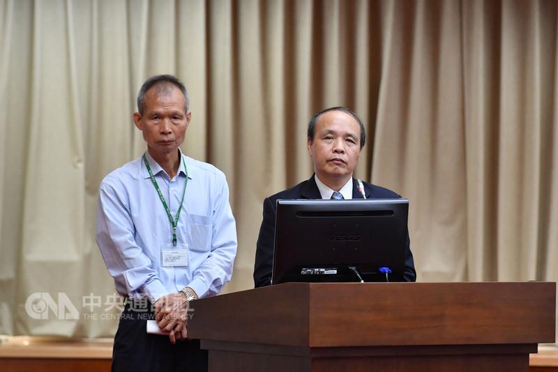 媒體報導桃園機場海關疑誤放毒品，上百公斤毒品可能流入台灣，關務署署長廖超祥（左）11日澄清，指出該批貨物進口時透過X光機與緝毒犬檢查，都沒有毒品跡象，初步判定此案應與毒品無關。右為台北關關務長楊崇悟。 圖 : 中央社