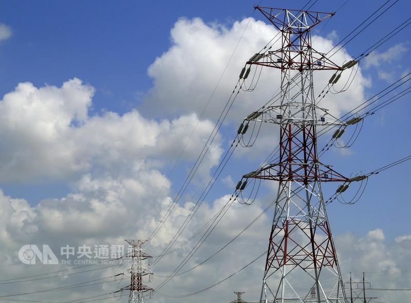 秋老虎再發威，台電表示，11日最高用電量在下午1時35分達3528.7萬瓩，創歷史10月用電第3高，備轉容量率為3.39%，又亮出供電警戒「橘燈」。 圖 : 中央社