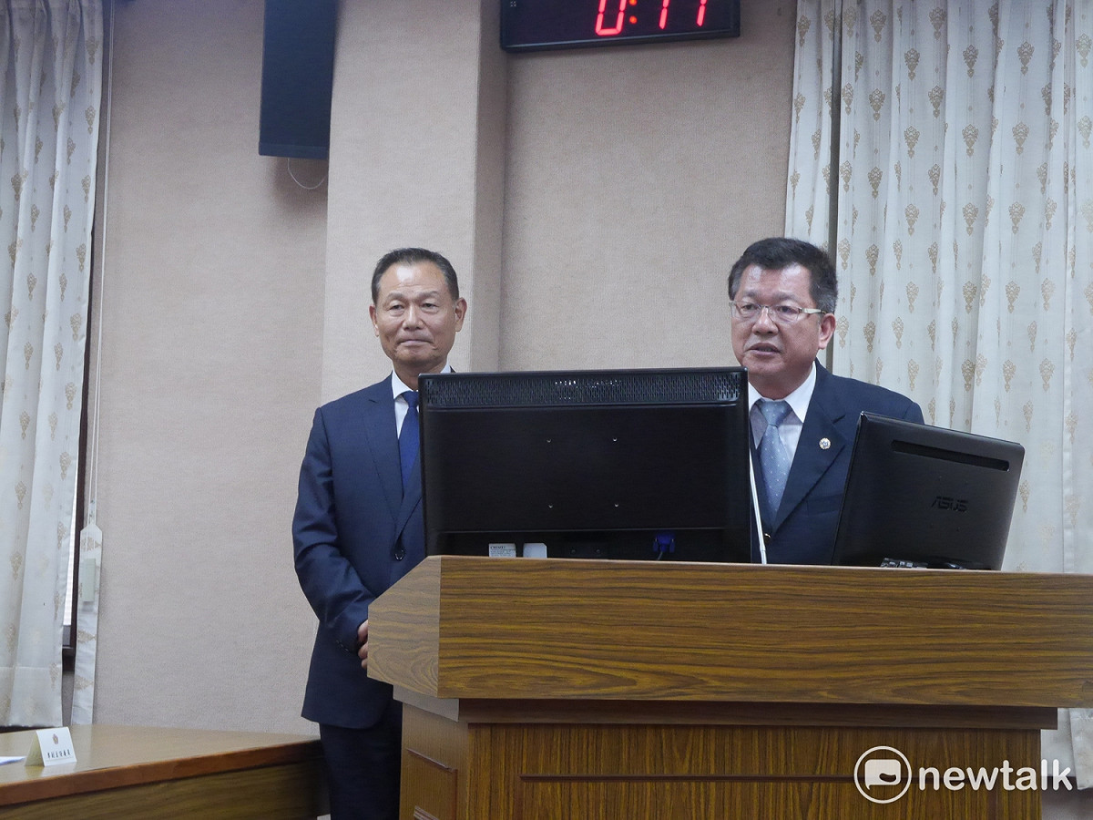 退輔會主委李翔宙（左）今（12）天赴立法院業務報告與備詢。 圖：趙婉淳／攝