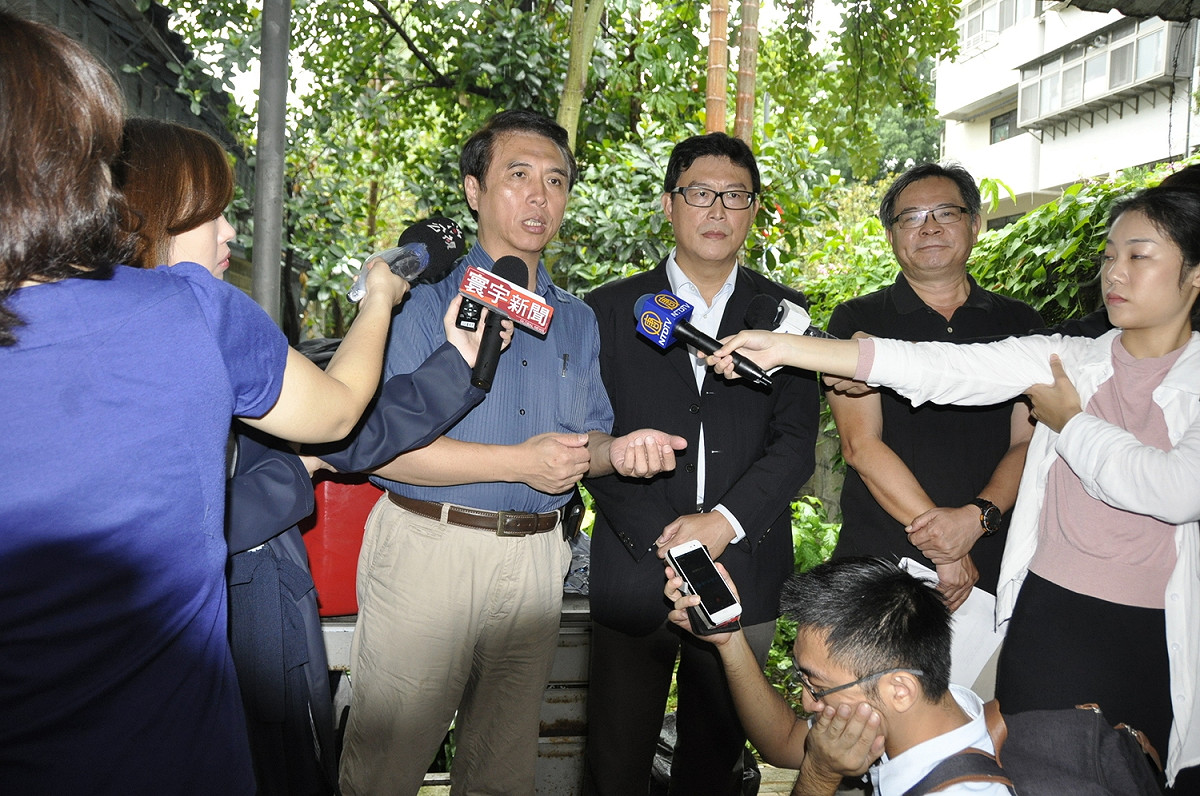立委姚文智、陳學聖召開記者會，替目前已經暫定為古蹟的溫州街俞大維故居發聲，希望文化部扛起肩 膀守
 獲文化資產。 圖:陳香蘭／攝