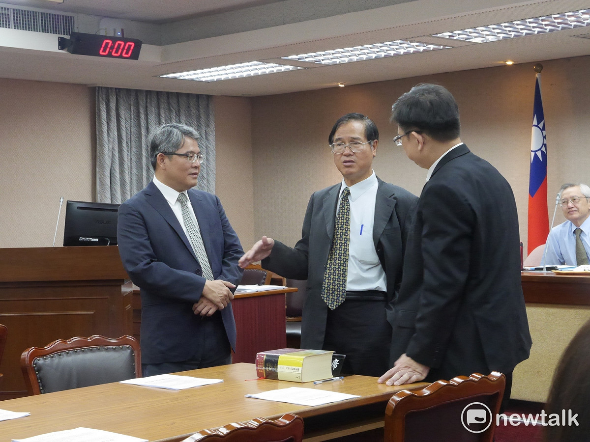 立法院內政委員會今天上午九時開始，由於內政部長葉俊榮未出席，遭藍委批評無法質詢，內政委員會召委鄭天財與內政部次長花敬群討論委員會處理方式，上午11點時，葉俊榮匆匆趕到會議室開始接受備詢。 圖：趙婉淳／攝
