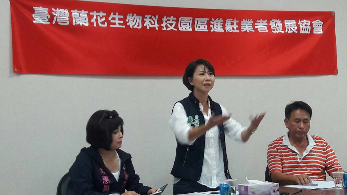 陳亭妃爭取2020年與台中合辦世界蘭展，陳亭妃說，若有機會入主市政府，蘭花園區將設單一窗口處理大小事，並爭取與台中市共同舉辦2020年世界蘭展。 （黃博郎攝）