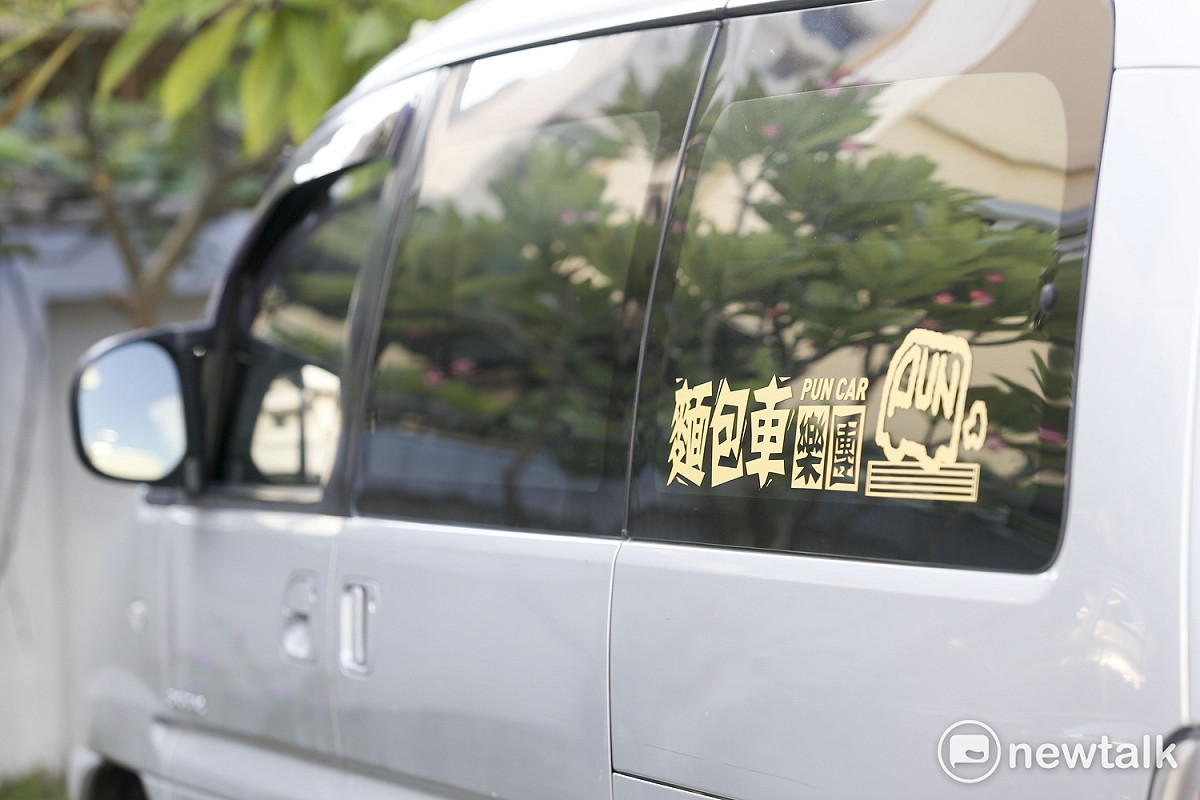 未來，謝銘祐希望麵包車樂團跑遍全台灣各鄉鎮，到廟口或是休耕的田地用演唱會的規格唱給長輩聽。

 圖：張大魯/攝