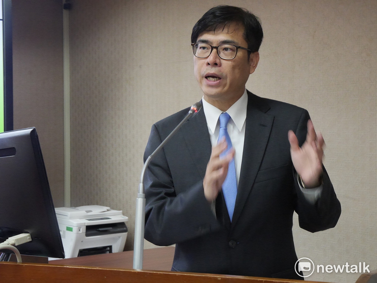 總統府前副秘書長陳哲男因司法黃牛案入獄，昨晚假釋出獄。陳哲男兒子陳其邁表示，「人情沒有辦法割捨」，父親年事已高，現在以養病為主，作為兒子，不會考量其他因素。 圖：趙婉淳／攝