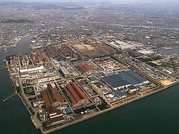 日本神戶製鋼所爆出產品數據竄改醜聞，受影響全球客戶高達500家，繼日前美國司法部開始展開調查外，日本國土交通省也針對神鋼問題工廠進行搜索，神鋼即將在10月30日公布的財測報告也可能因風險升高而撤回。 圖 : 翻攝自神戶製鋼所網頁