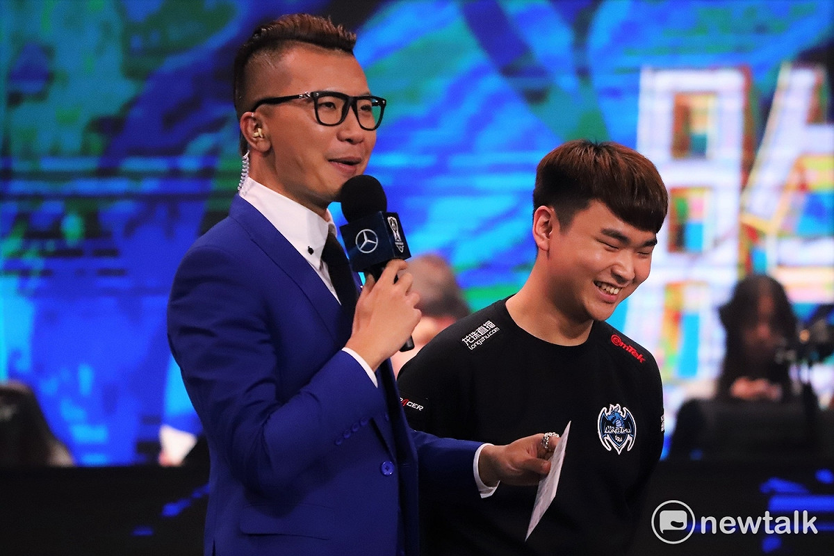 一上台，GorillA便露出招牌笑容用中文向台下觀眾打招呼，說：「大家好，我是奶爸GorillA。」 圖：蔡幸秀/攝影