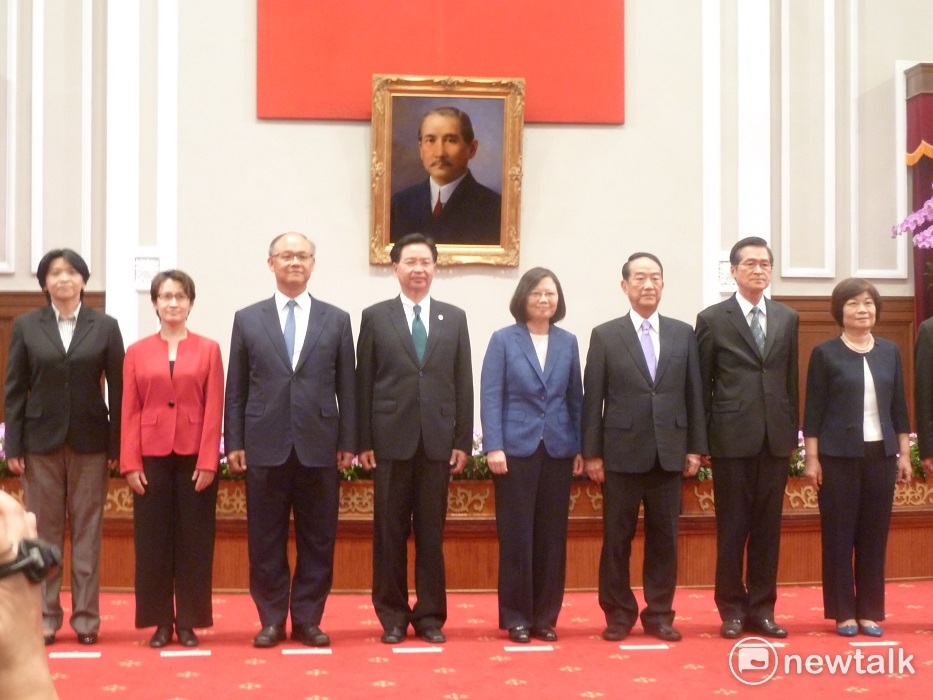 APEC領袖代表團在總統府記者會後合影。 圖：謝莉慧/攝