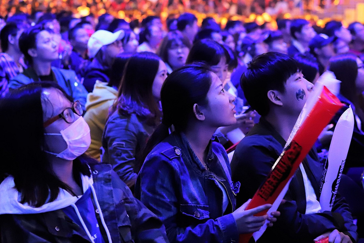 依照小組賽加賽規則，由歐洲戰隊Fnatic（FNC）與北美戰隊Immortals（IMT）對戰。 圖：蔡幸秀/攝