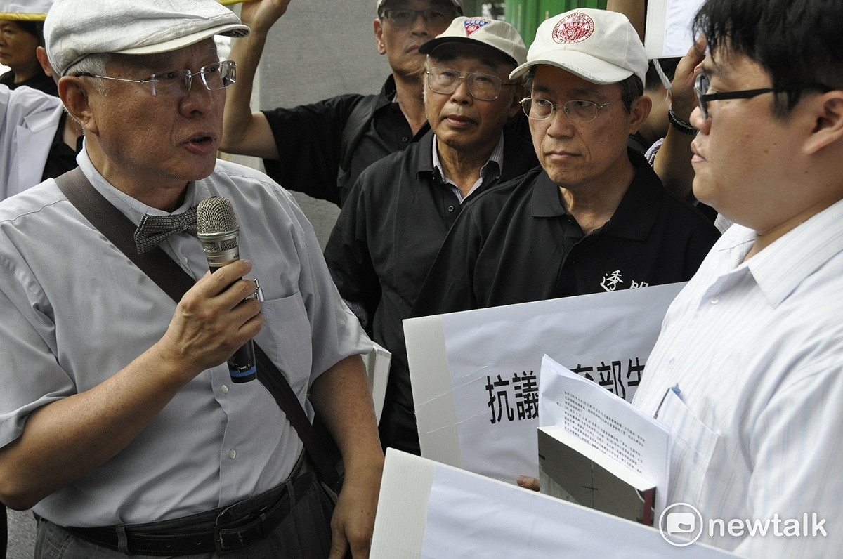 高醫校友陳永興醫師（圖左）指出，教育部遭監察院糾正兩個月，仍無具體作為，要求教育部解散高醫大董事會，修訂私校法；教育部高教副司長朱俊彰（圖右）表示，專案小組刻正調查中。。 圖：陳香蘭／攝