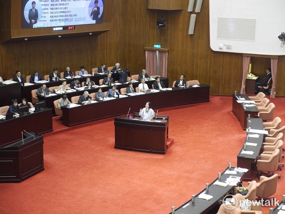 民進黨立委吳思瑤今（13）天在立法院總預算質詢時，建議行政院長賴清德推動英語為第二官方語言。 圖：黃韋銓/攝