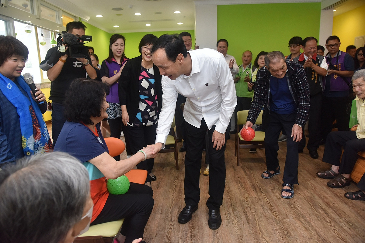 朱立倫出席新北第34公共托老中心開幕，強調希望讓長輩在社區就能受到專業又完善的照顧。 圖：李書璇/攝