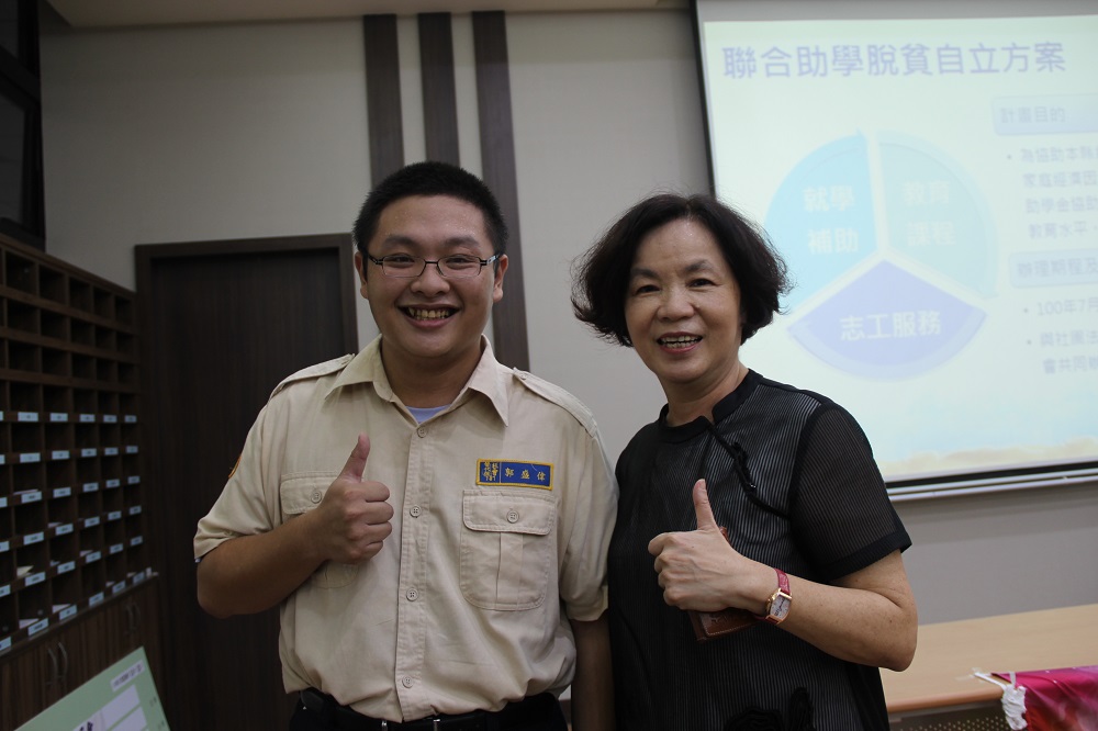 透過助學方案從台大研究所畢業並考取公職社工師的郭盛偉說，「沒有縣長的扶持與脫貧方案，就沒有今天的我！」 圖：屏東縣政府/提供