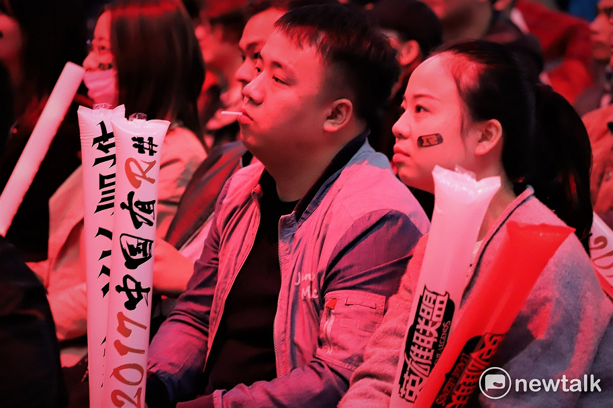 今（13）日《英雄聯盟》小組賽首戰，RNG失利使得現場粉絲失望。 圖：蔡幸秀/攝
